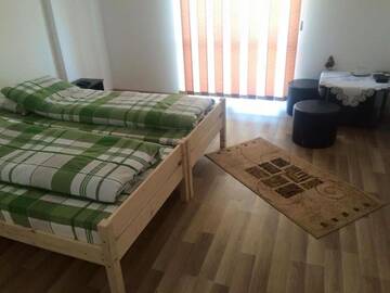 Фото номера Номер с кроватью размера &quot;king-size&quot; и видом на сад Гостевой дом Pensiunea Lavinia г. Calvini 6